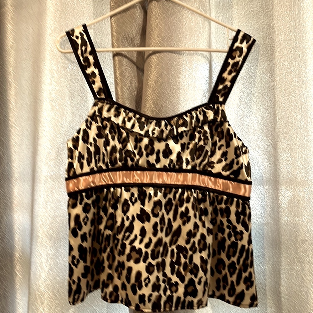 Super cute baby doll top.  Leopard print with Peach accent under bodice.